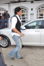 Shahrukh Khan snapped in Bandra, Mumbai on 4th Feb 2013 (6).JPG
